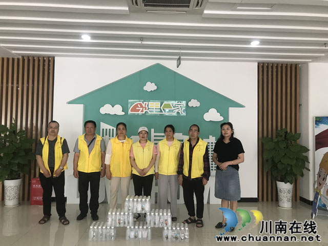 江阳区华阳街道龙驰社区工会开展“送清凉”慰问活动