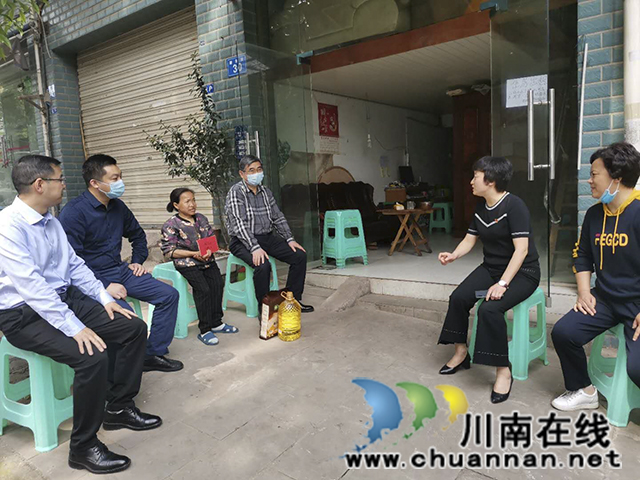 工作人员与刘家珍聊天.jpg