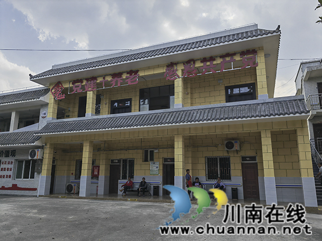 立石镇敬老院的党建标语（曾佐然摄）.jpg