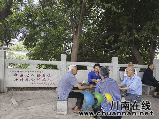 院民在休闲娱乐（曾佐然摄）.jpg