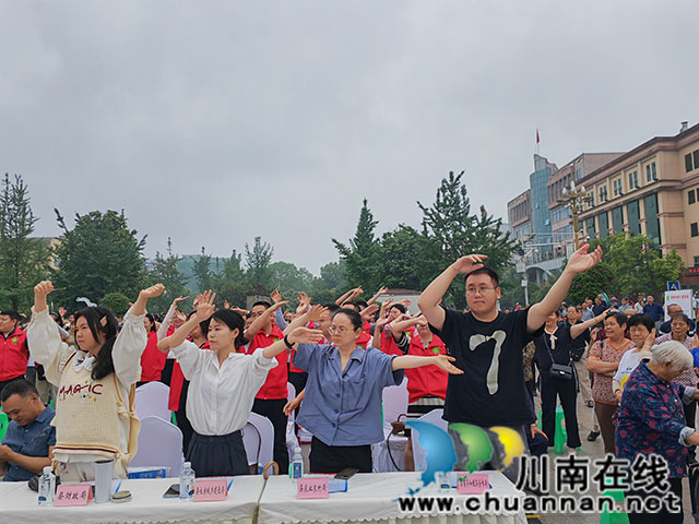 观众也起舞（曾佐然摄）.jpg