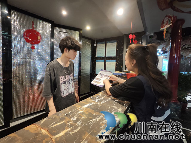 泸县玉蟾街道开展易染毒高危人群预防教育宣传活动(图2) 2.jpg