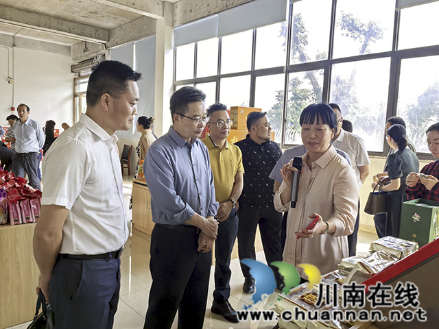 泸州江津两地民建牵手 共助泸永江融合发展示范区建设(图4) 参观米花糖厂.jpg
