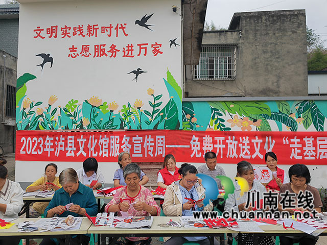 村民学习剪纸1（曾佐然摄）.jpg