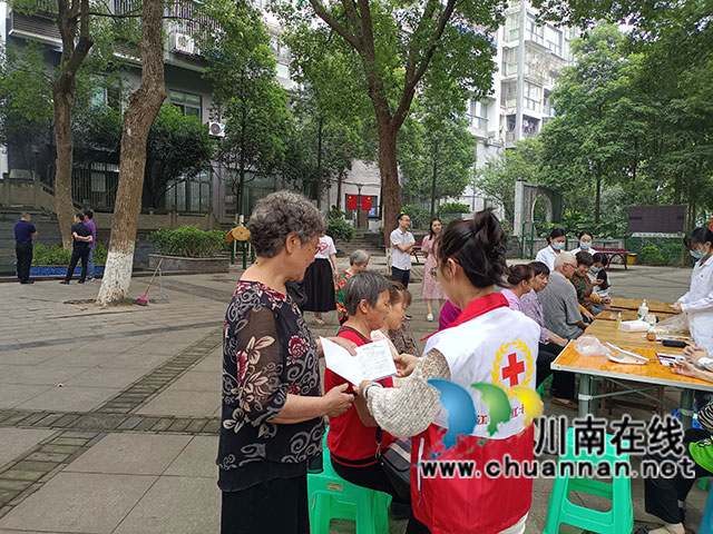 志愿者为居民讲解健康知识、杨雪嘉.jpg