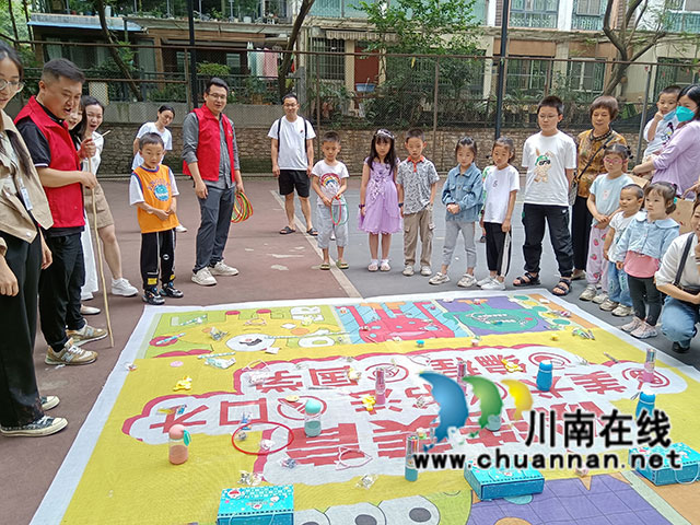 蒋祖霞：小朋友们正在进行套圈活动.jpg