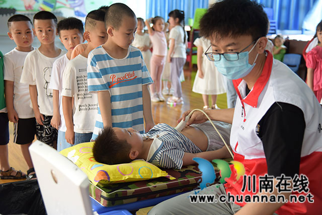 ​西南医大附院医务团队走进叙永县东城幼儿园开展幼儿先天性心脏病免费筛查体检