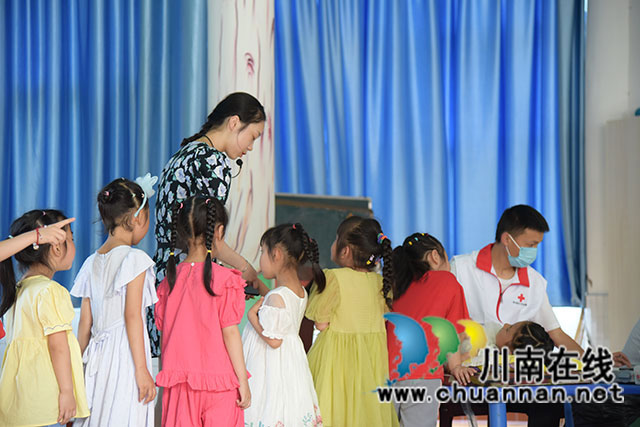 3.幼儿有序排队等待体检.jpg