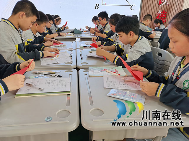 合江县举办2023年春期“文轩教育杯”初中数学课堂教学改革优质课展评活动(图3) 学生动手操作.jpg