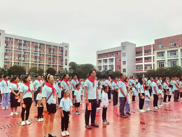 队旗飘扬筑梦想，童心立志向未来 | 泸州市第十八中学校一年级首批新队员入队仪式暨新时代好队员颁奖仪式