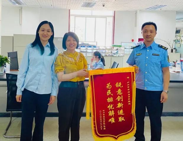 泸州：药店换证时间紧  市监相助暖民心