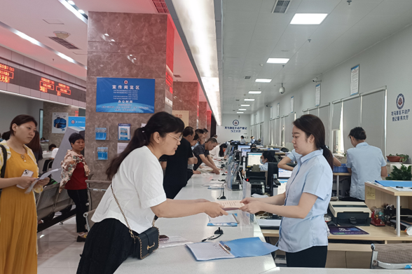 龙马潭区成功办理不动产“带押过户”业务