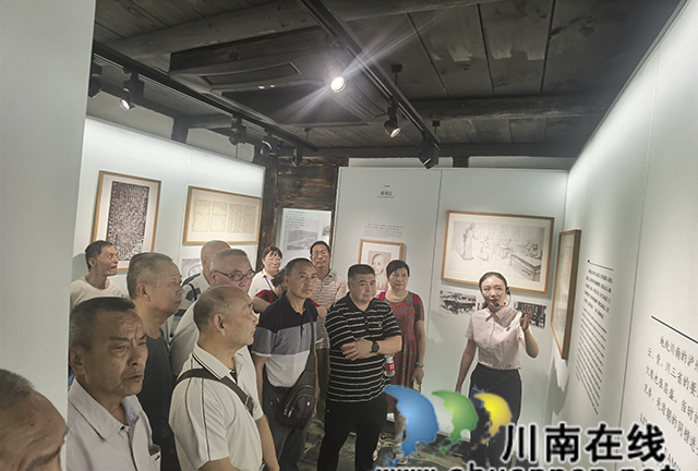龙马潭区小市街道上大街社区组织老体协成员参观蒋兆和故居