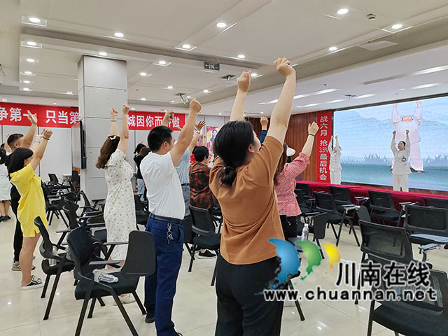 学传统中医文化 练五禽古法健身┃江阳区华阳街道中医药健康服务进社区