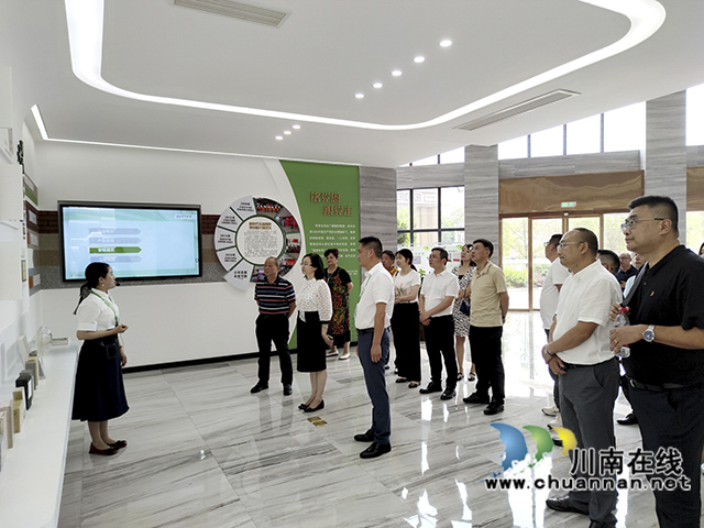 参观民建会员之家.jpg