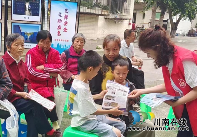 泸县玉蟾街道开展“人人讲安全  个个会应急”安全生产月活动