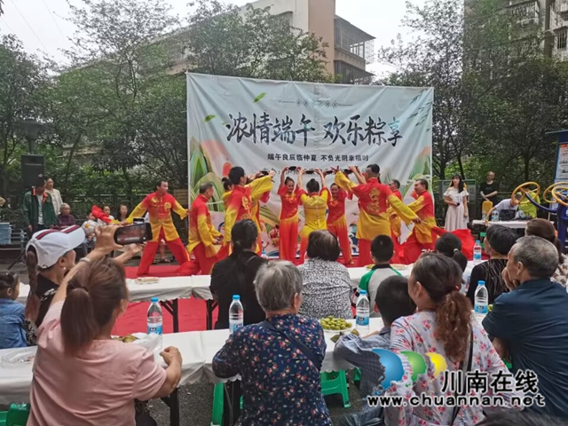 龙马潭区小市街道杜家街社区：迎端午文艺汇演进小区