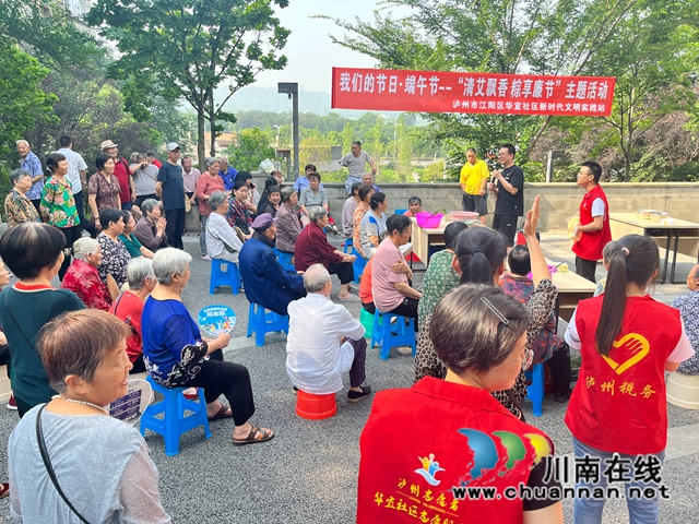 居民们争先恐后举手抢答端午民俗知识.JPG