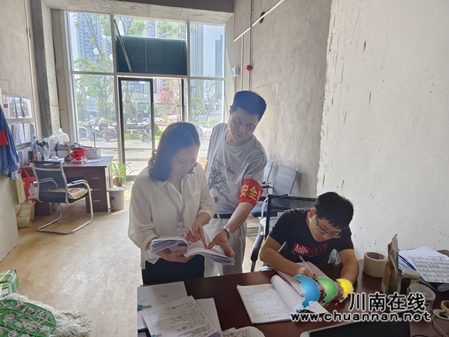 龙腾社区副书记姚晓丹检查在建工地安全资料（华阳街道龙腾社区温鑫拍摄）.jpg