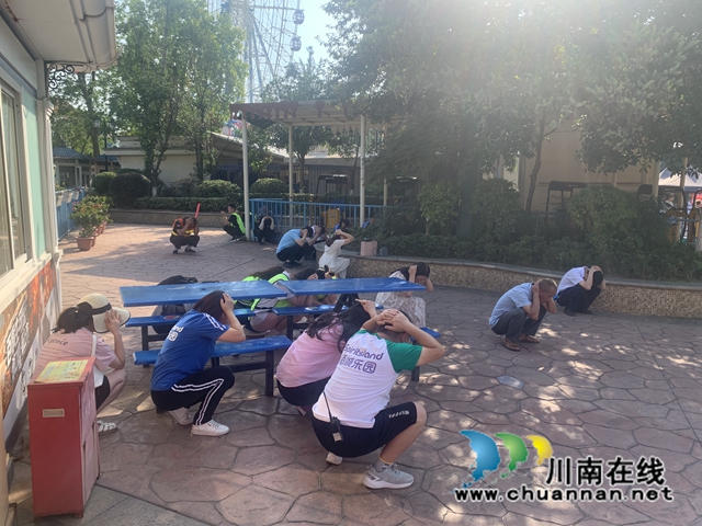 2、地震发生，参演人员护住头部保护自身.jpg