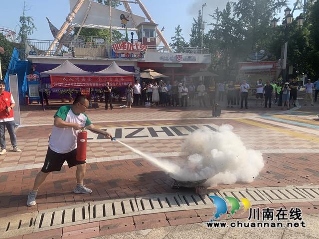 5、参演人员学习如何正确使用灭火器.jpg