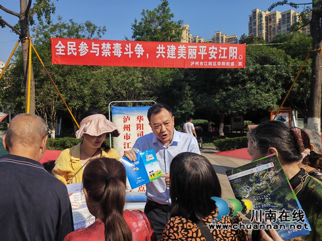 现场讲解禁毒知识 (3).jpg