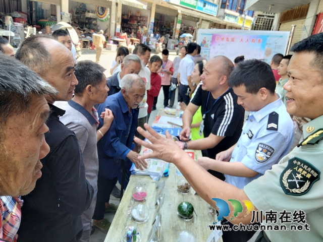 叙永县黄坭镇：禁毒宣传“赶集市”，防毒知识“进万家”