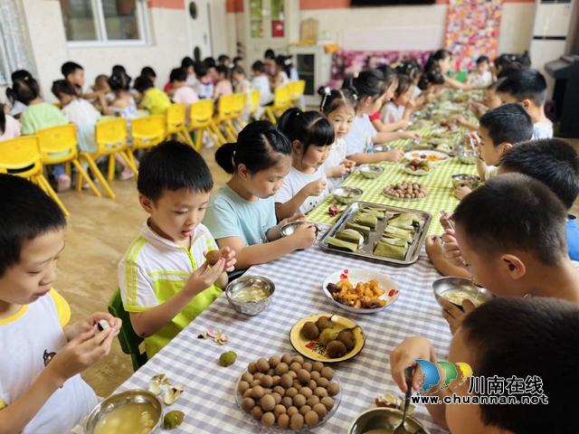 泸县城东幼儿园石岗分园开展“小舌头尝家乡”亲子活动