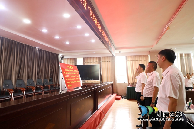 泸县玉蟾街道召开“迈步新征程·担当做表率”暨“七一”座谈会