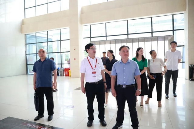 合江县人大常委会到合江县中医医院调研中医药产业发展工作