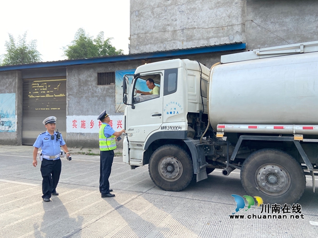 泸县云龙镇：交通劝导“小叮嘱” 守护道路“大安全”