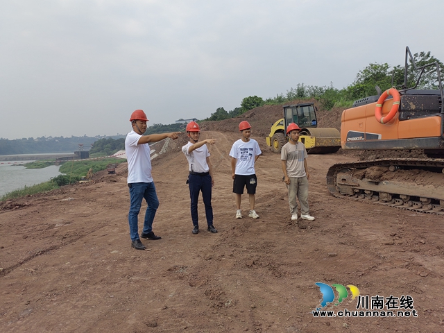 泸县玉蟾街道：人大代表助力“安全生产月”活动