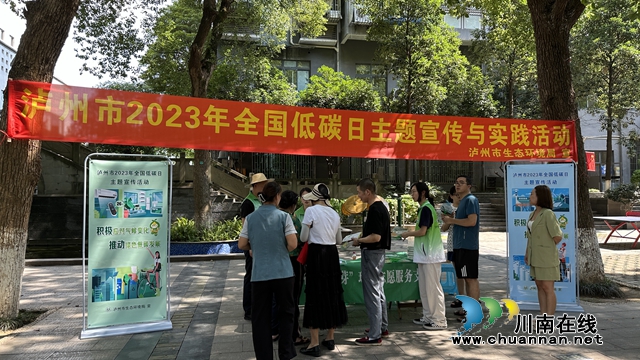 志愿者开展宣传活动照片.jpg