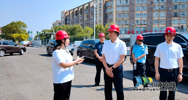 肖刚率队督导泸县车行道、人行道维修改造项目建设工作