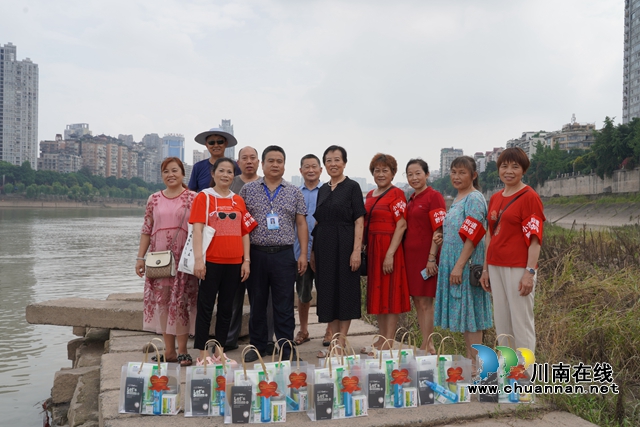龙马潭区小市街道下大街社区：人大代表送清凉  情系一线沁人心