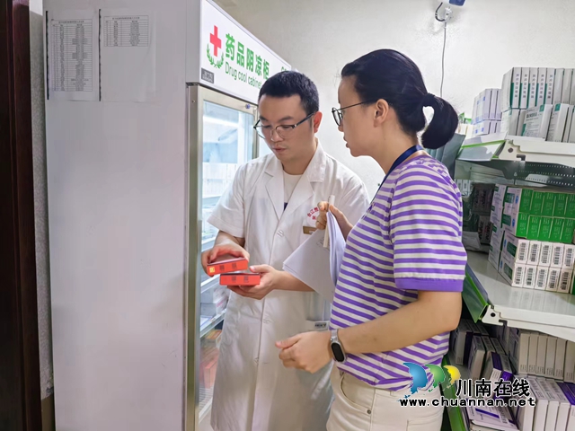 图为执法人员正在检查美容药品.jpg