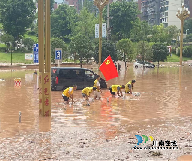 古蔺：暴雨袭城，美团外卖党支部志愿者在行动