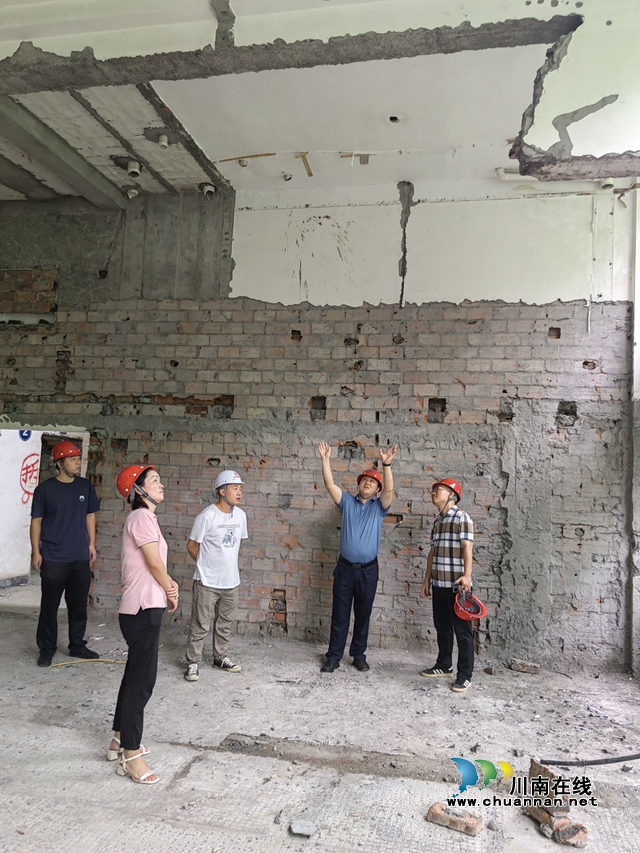 龙马潭区小市街道领导干部督导检查杜家街社区阵地建设工作