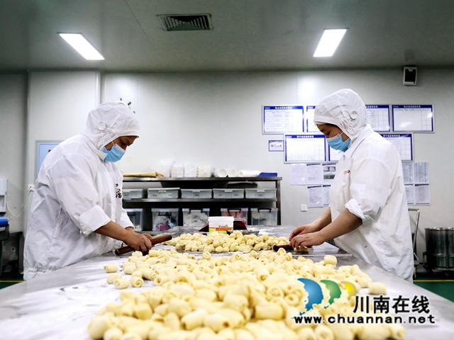 进入夏季，食品行业进入销售旺季，作为域内老牌食品加工企业——四川巴蜀好利食品有限公司生产车间内一派忙碌景象。+(2).JPG