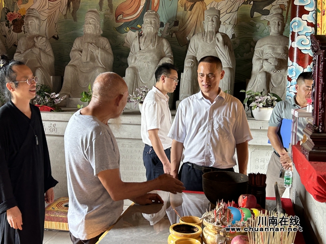 曾一平率队到泸县云龙镇督查宗教场所安全工作