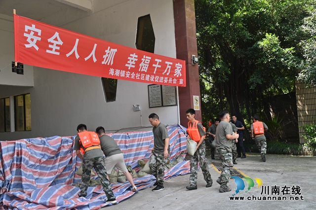 8抢筑挡水围堰.jpg