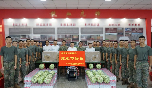 泸州公交：“八一”送关怀 情暖官兵心