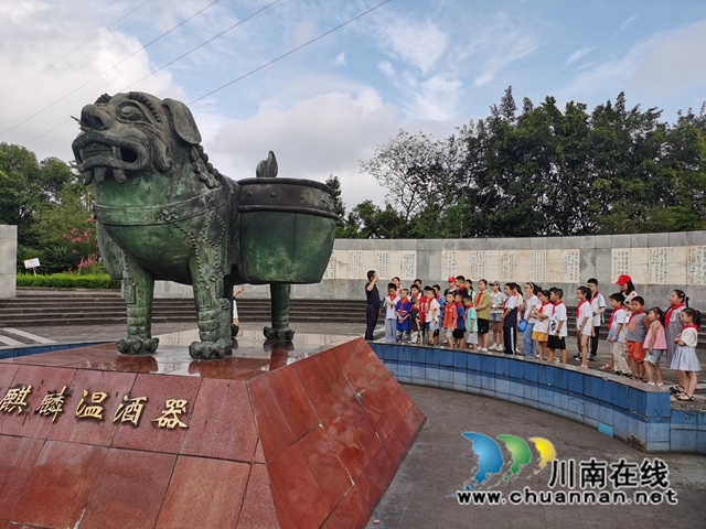 龙马潭区小市街道合道街社区开展“走进历史长廊 传承家乡文化”参观百子图文化长廊暑期活动