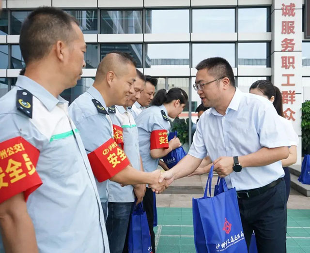 泸州市交通运输局党组成员、副局长肖菲“送清凉”慰问公交一线职工
