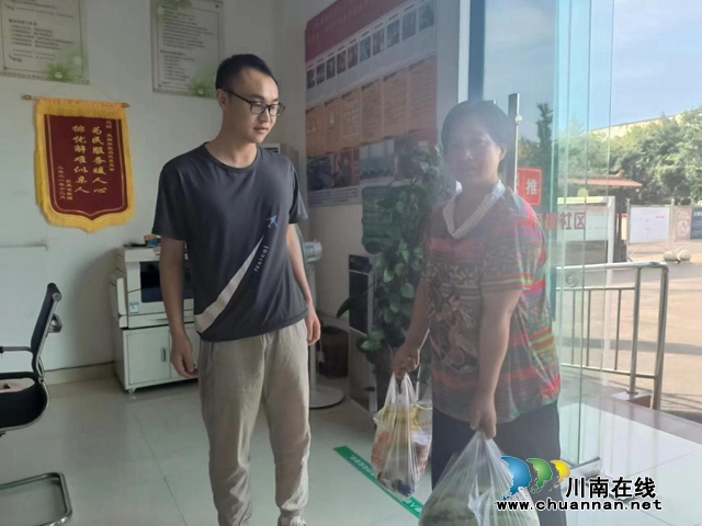 龙马潭区鱼塘街道鱼塘社区：盛夏送清凉 关怀暖人心
