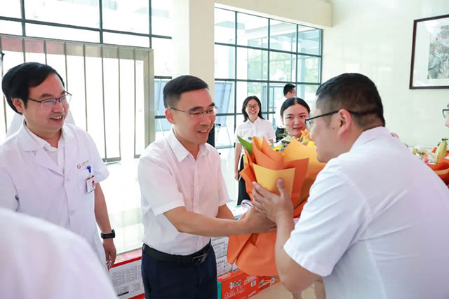 致敬医师节 | 合江县委副书记、县长王波慰问一线医师！