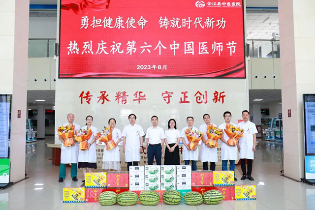 致敬医师节 | 合江县委副书记、县长王波慰问一线医师!(图2) 2.jpg