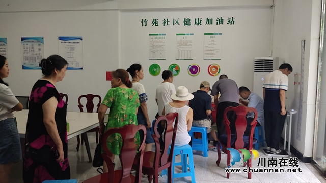 江阳区华阳街道：“三伏贴”为健康加油