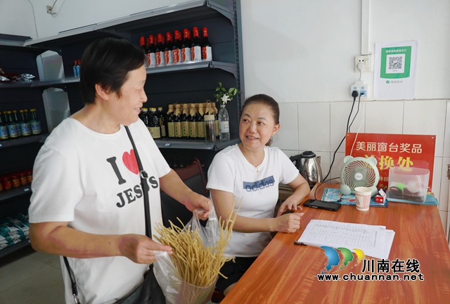 社区居民参与“美丽窗台”积分换购.JPG