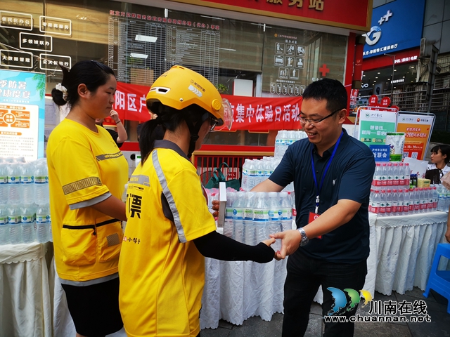 江阳区北城街道：酷暑送清凉，人大代表在行动